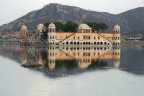 Водный дворец Джал Махал вырастает прямо из воды и добраться до него можно  только на лодке. Индия.  